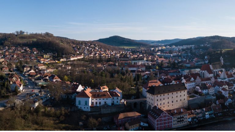 „V Českém Krumlově by chtěl spát každý!“ Kromě turistů i místní. Jenže byty pro běžný život docházejí.
